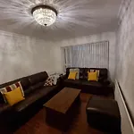 Spacious 3 Bed House - A Home Away From Home