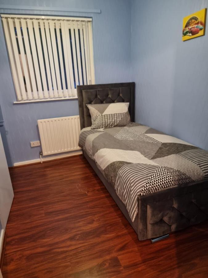 Casa de férias Spacious 3 Bed House - A Away From Manchester
