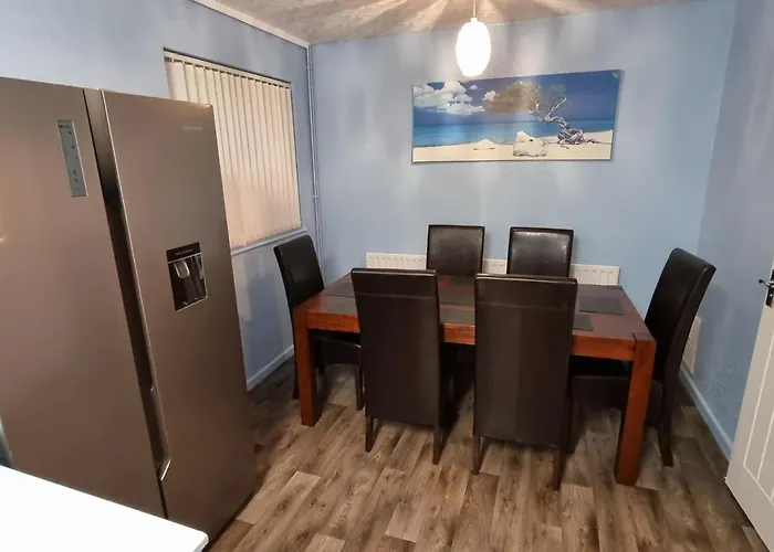 Spacious 3 Bed House - A Home Away From Home