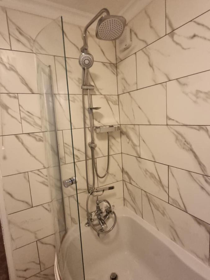 Spacious 3 Bed House - A Away From * Manchester