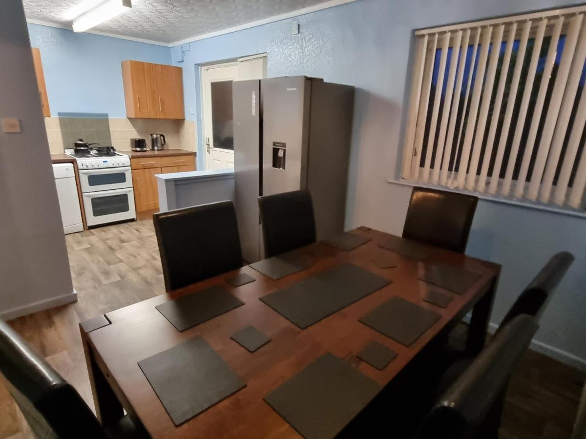 Spacious 3 Bed House - A Away From Holiday home Manchester