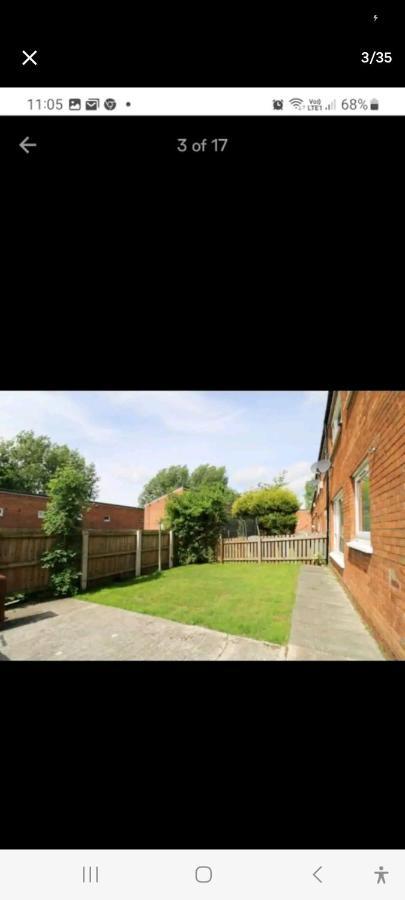 Spacious 3 Bed House - A Away From * Manchester