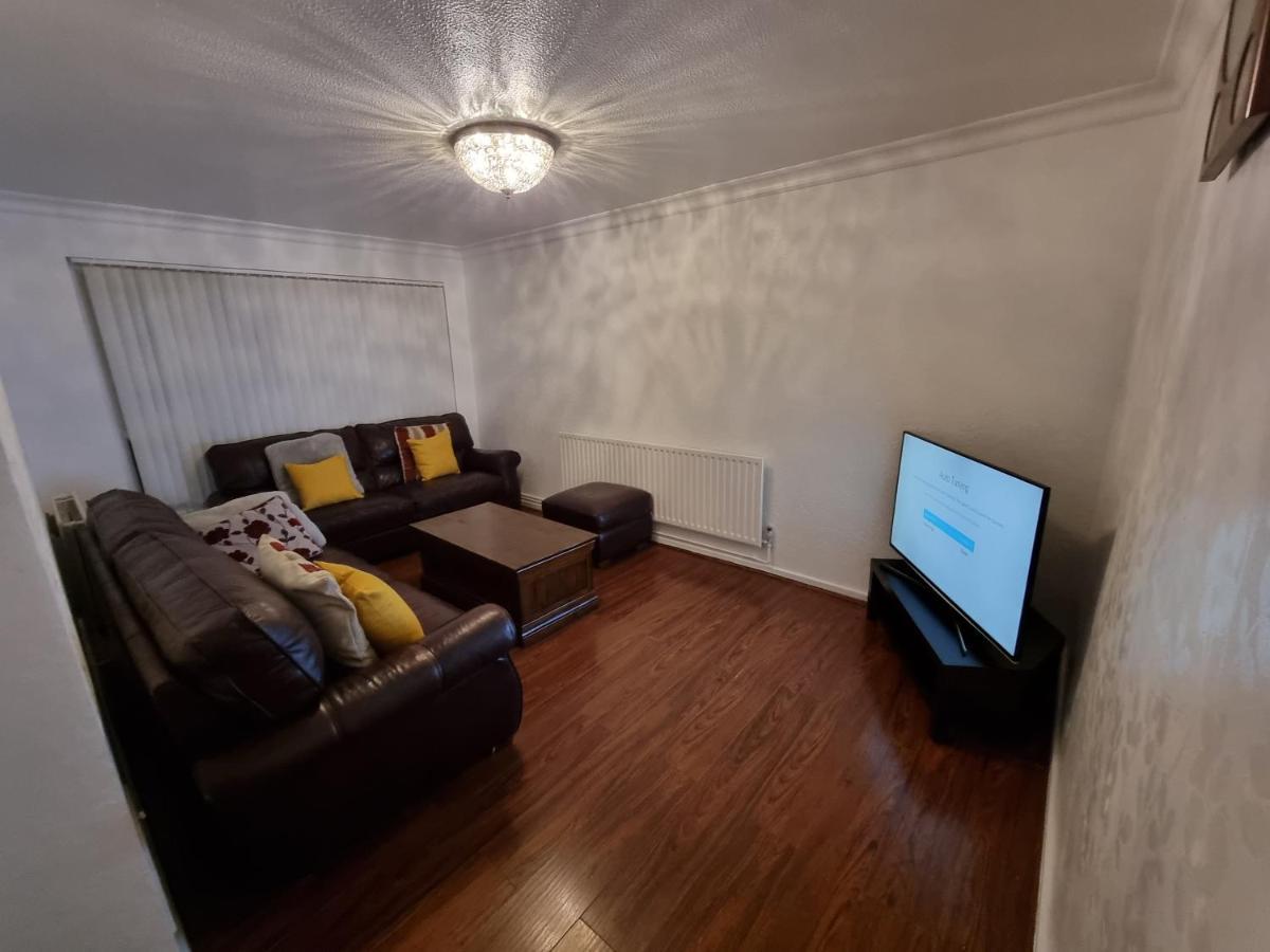 Spacious 3 Bed House - A Away From Holiday home Manchester
