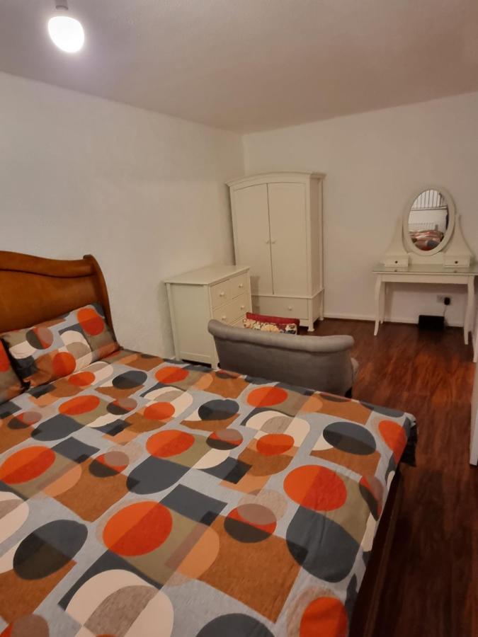 Spacious 3 Bed House - A Away From * Manchester