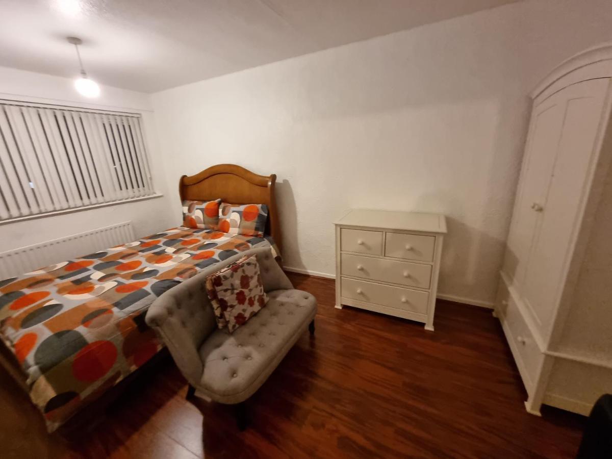 Spacious 3 Bed House - A Away From Manchester