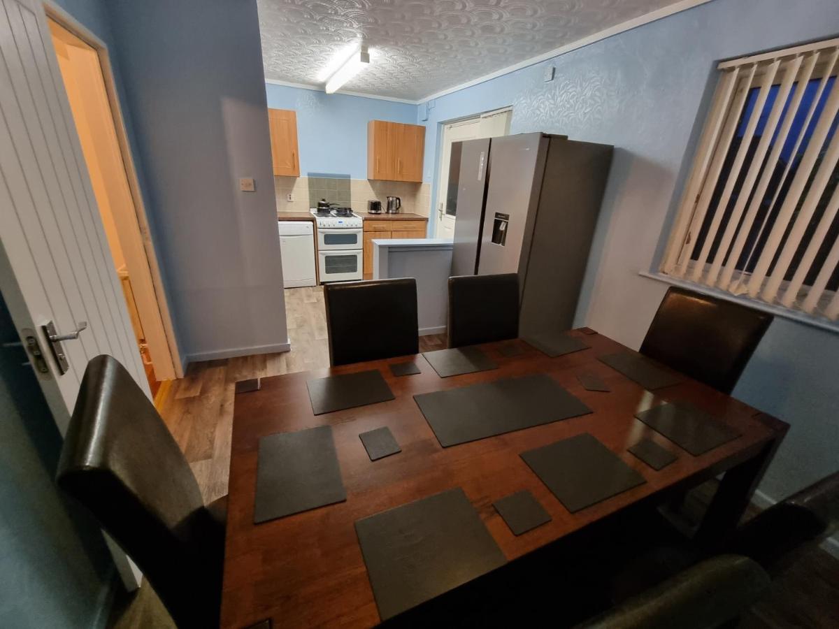 Spacious 3 Bed House - A Away From * Manchester