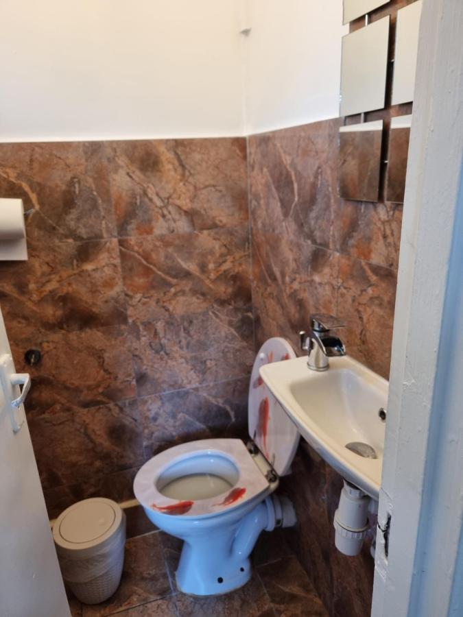 Spacious 3 Bed House - A Away From Manchester